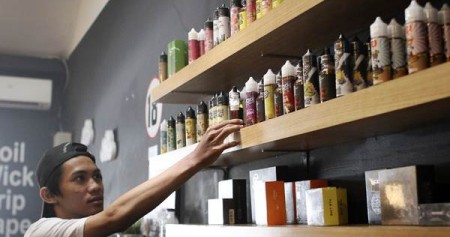 Pekerja menata botol berisi cairan rokok elektrik (vape) di Jakarta, Senin (1/10/2018)./ANTARA-Dhemas Reviyanto