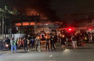 Gudang PT MAN di Jaktim Kebakaran, 7 Unit Damkar Dikerahkan