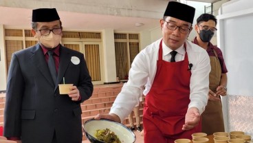 Jadi Chef di Hari Ibu, Ridwan Kamil Masak Jengkol Resep Bung Karno