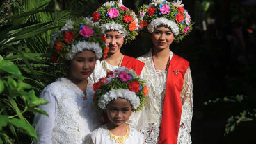 Gadis di Indramayu Ikuti Upacara Adat Ngarot