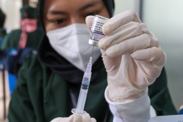 Tenaga kesehatan tengah menyiapkan dosis vaksin Covid-19 dalam program vaksinasi yang diselenggarakan di Bandung./Istimewa