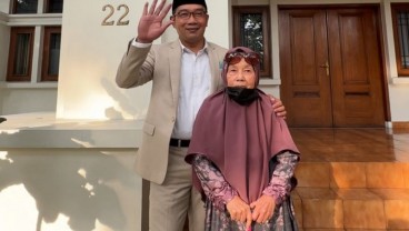 Hari Ibu, Ridwan Kamil Punya Cara Unik Bahagiakan Ibu Kandung