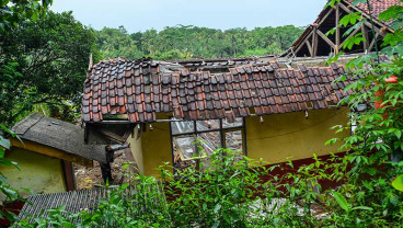 Atap SD Negeri di Ciamis Ambruk Setelah Diguyur Hujan Deras