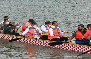 Tatkala Presiden Jokowi Mendayung 'Naga' di Sultra