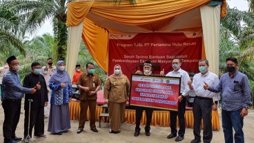 Dorong Kemandirian Warga Sakai, PHR WK Rokan Serahkan Bantuan Sapi