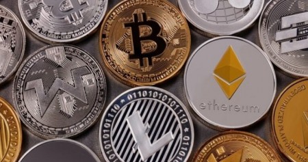 Ilustrasi aset kripto Bitcoin, Ether, dan Altcoin/Istimewa