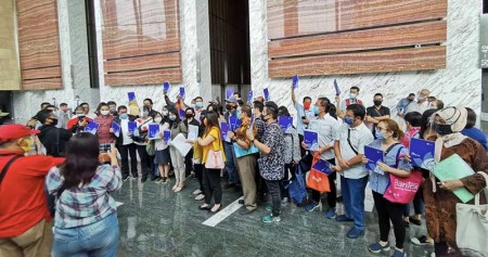Nasabah Kresna Life berunjukrasa didepan kantor Kresna Life di Jakarta.