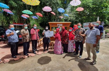 Bank Jateng Serahkan Bantuan Gerobak untuk Pedagang di Goa Mangkubumi Sragen