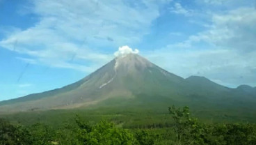 Kolom Abu dan Awan Panas Kembali Tampak di Puncak Gunung Semeru