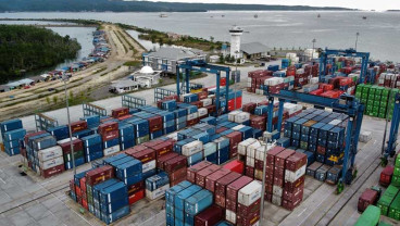 PT Pelindo IV Kendari Operasikan Sejumlah Alat Modern Untuk Mendukung Bongkar Buat