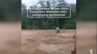 Viral Video Sejumlah Remaja di Trenggalek Terjun ke Sungai Saat Banjir