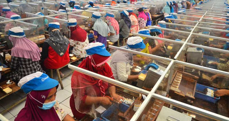 Pekerja memproduksi rokok Sigaret Kretek Tangan (SKT) di salah satu pabrik rokok di Kudus, Jawa Tengah, Kamis (23/12/2021). ANTARA FOTO/Yusuf Nugroho