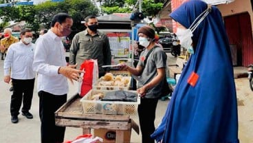 Presiden Jokowi Berikan Bantuan Modal Kerja kepada PKL di Sragen