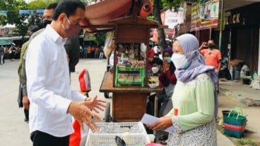 Jokowi Beri Bantuan Uang Tunai dan Sembako ke PKL di Jateng