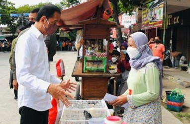 Jokowi Beri Bantuan Uang Tunai dan Sembako ke PKL di Jateng