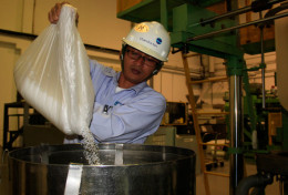 Duh! Harga Bahan Baku Naik, Fasilitas Cracker Etilena di Asia Pangkas Produksi