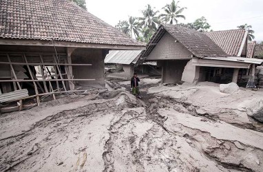 Polda Jatim Kejar Pria Penendang Sesajen di Lokasi Erupsi Semeru