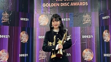 IU Tampil Modis di Gelaran Golden Disc Awards 2022