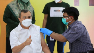 Bersama Lansia, Gubernur Riau Terima Vaksin Booster