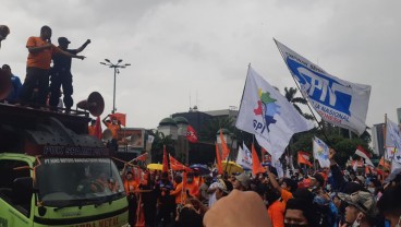 Aksi Demo Buruh Diguyur Hujan Lebat, Ini Isi Orasinya