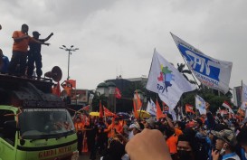 Aksi Demo Buruh di DPR, Indonesia Raya hingga Halo-Halo Bandung Berkumandang