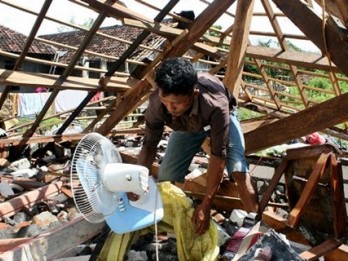 Banjir Rendam 2 Desa di Garut, Puting Beliung Rusak Ratusan Rumah di Bandung Barat