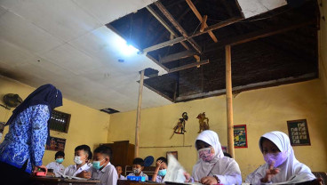 Siswa di Kudus Jawa Tengah Terpaksa Belajar di Sekolah Rusak