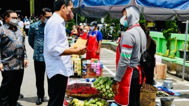 Jokowi Beri Bantuan Tunai Rp1,2 Juta ke Pedagang Pasar di Bandung