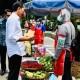 Jokowi Beri Bantuan Tunai Rp1,2 Juta ke Pedagang Pasar di Bandung