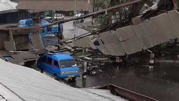 Atap Bangunan Terminal Arjosari Malang Ambruk akibat Hujan