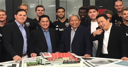 Satu perayaan pembangunan Stadion DC United di Audi Field Preview Center, Washington D.C  diikuti oleh sosok-sosok penting seperti pemilik klub Erick Thohir (kedua dari kiri depan) beserta partnernya di DC United Jason Levien (paling kiri depan), Duta Besar Indonesia untuk Amerika Serikat Budi Bowoleksono (tiga dari kiri), pelatih DC United Ben Olsen (ketiga kiri  belakang), anggota dewan kota, pemain dan tamu-tamu penting lain/Istimewa