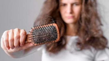 5 Faktor Penyebab Rambut Rontok, Kurang Nutrisi hingga Turun Berat Badan 