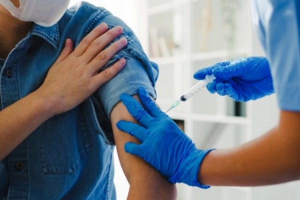 Ilustrasi pria menerima suntikan vaksin booster atau vaksin dosis ketiga/Freepik