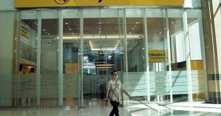 Karyawan melintas di depan kantor cabang Maybank Indonesia, di Jakarta, Kamis (27/6/2019)./Bisnis-Himawan L Nugraha