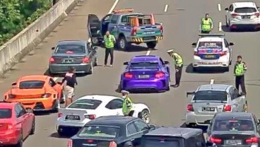 Heboh! Polisi Tindak Rombongan Mobil Mewah yang Bikin Macet Tol Andara