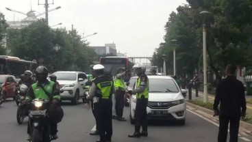 Viral Video Pengendara Motor Mengamuk Saat Ditilang Polisi, Tak Punya SIM dan Masuk Jalur Busway