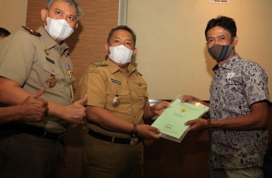 Pemkot Bandung Serahkan 713 Sertifikat Tanah Pastikan Hak Kepemilikan Warga