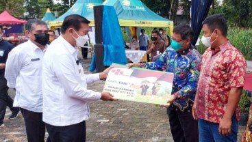 Bank Mandiri dan Pemkot Salurkan 2.400 Kartu Tani di Pekanbaru