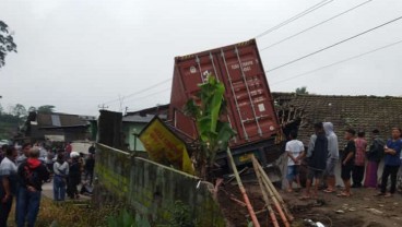 Diduga Rem Blong, Truk Trailer Tabrak Rumah Warga di Temanggung