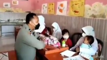 Viral Video Bocah Yatim Bersekolah Sambil Mengasuh 2 Adiknya, Ini Respons Hotman Paris