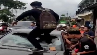 Video Massa Rusak Mobil Mercy dan Aniaya Pengemudinya di Yogyakarta Viral di Medsos, Ini Fakta Lengkapnya