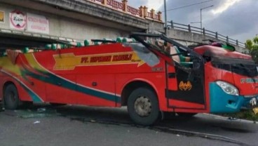 Bus Menabrak Fly Over di Padang Panjang, 17 Penumpang Dievakuasi