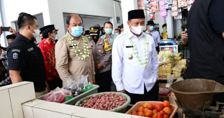 Wakil Gubernur Jawa Barat Uu Ruzhanul Ulum meresmikan Pasar Rakyat Pusakanagara Subang