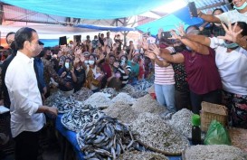 Jokowi Bagikan Bantuan Modal untuk Pedagang di Pasar Porsea