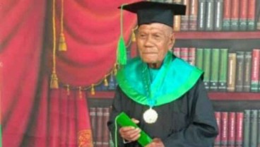 Kisah Mengharukan Kakek La Ode, Dapat Gelar Sarjana di Usia 85 Tahun