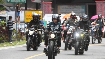 Momen Jokowi dan Para Menteri Naik Motor saat Kunker di Sumut