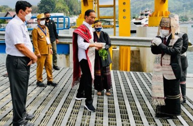 Makna di Balik Prosesi Adat Penyambutan Jokowi di Toba