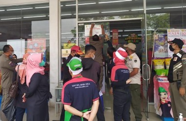 Satpol PP Purwakarta Tindak Minimarket yang Tutup Lebih Malam