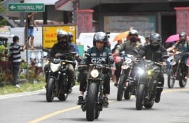 Jokowi Ngebut Naik Motor di Toba, Luhut: Ngejarnya Setengah Mati