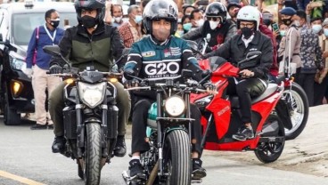 Sandiaga Uno Pilih Naik Motor Listrik saat Temani Jokowi di Toba